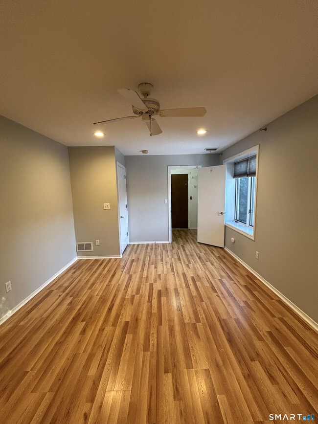 Building Photo - 90 Little Oak Ln