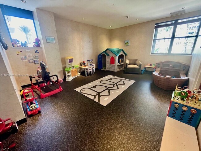 Building Photo - 5757 Collins Ave