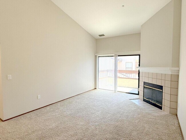 Building Photo - REDUCED ! BRIGHT TOP FLOOR 2 BEDROOM CONDO...