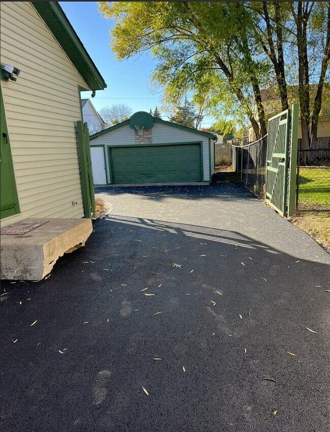 Building Photo - 20564 Elizabeth Ave