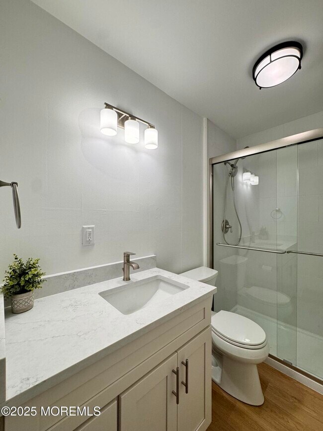 Building Photo - 878 Balmoral Ct