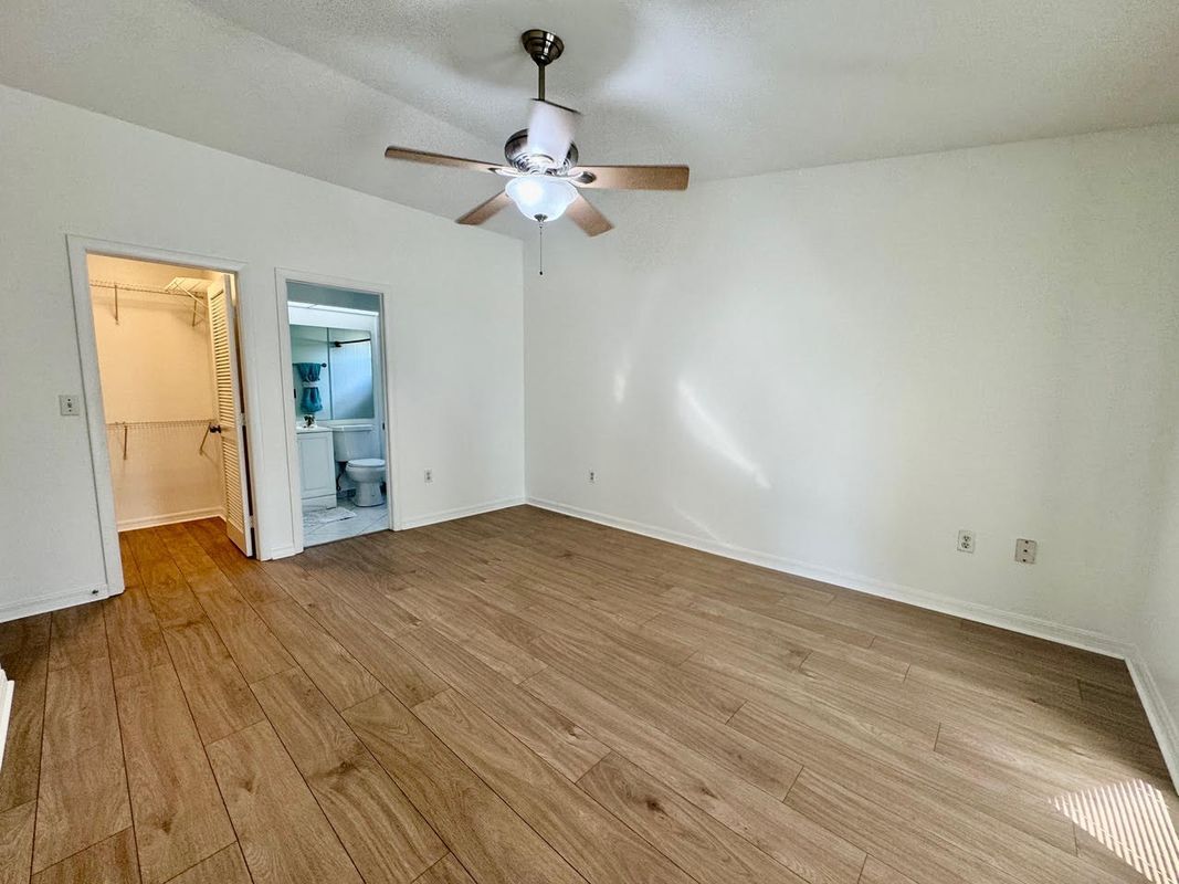 Building Photo - 2306 NE 5th Terrace