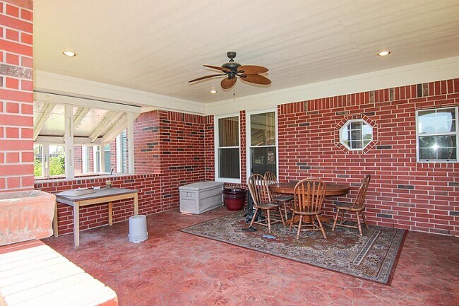 Building Photo - 2758 Laguna Pointe Dr