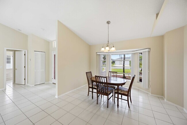 Building Photo - "Spacious 3-Bedroom Retreat with 2 Full Baths in Rotonda West Pinehurst!"