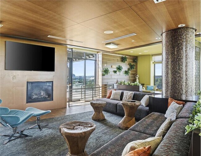 Building Photo - 117 1/2 Sandra Muraida Way