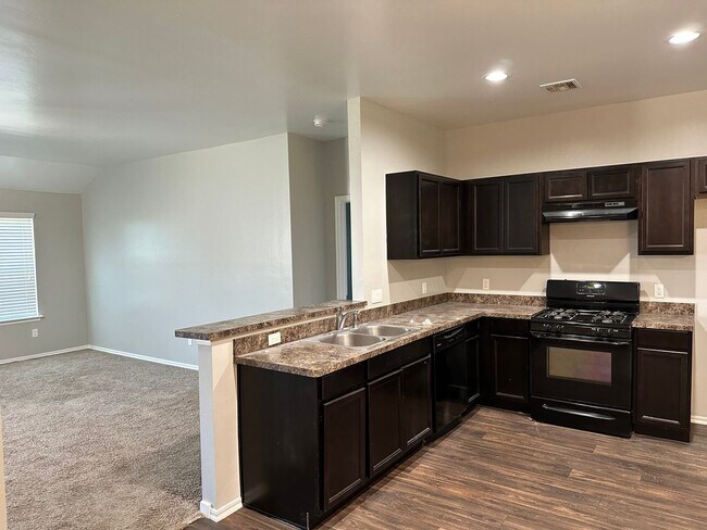 Building Photo - 3 bed 2 bath in Mustang- Move in Special!