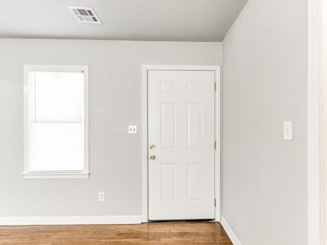 Building Photo - Charming 2 bed 1 bath home with many updates!