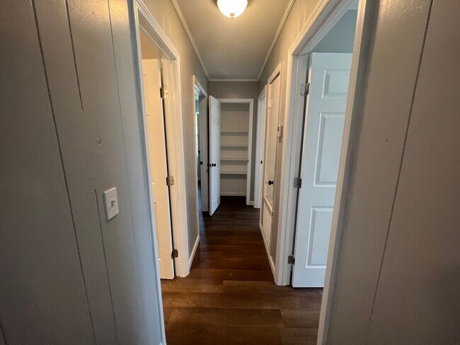 Building Photo - 4 bedroom 1 bathroom home in University Manor