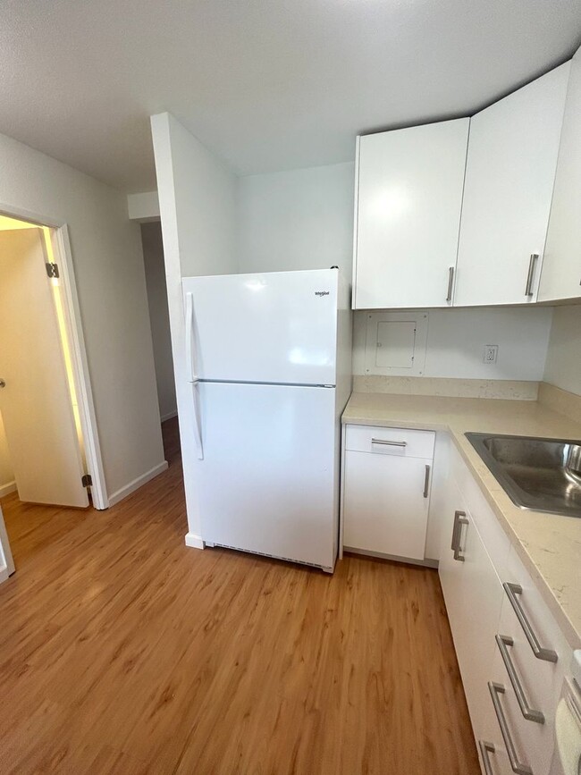 Building Photo - Completely Renovated Split-Level Nob Hill ...