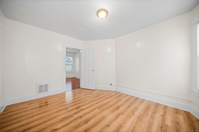 Building Photo - 217 Woodlawn Terrace