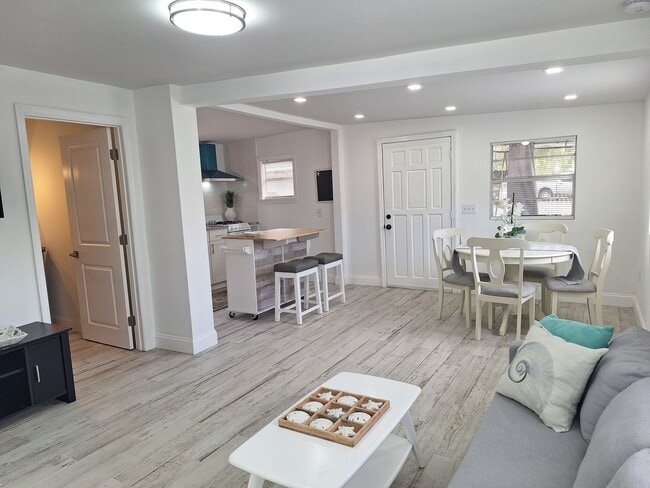 Building Photo - 1BR 1BA - NSB