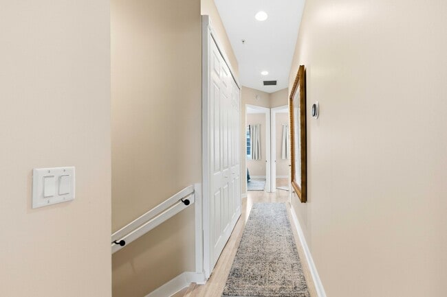 Building Photo - 11850 Valencia Gardens Ave