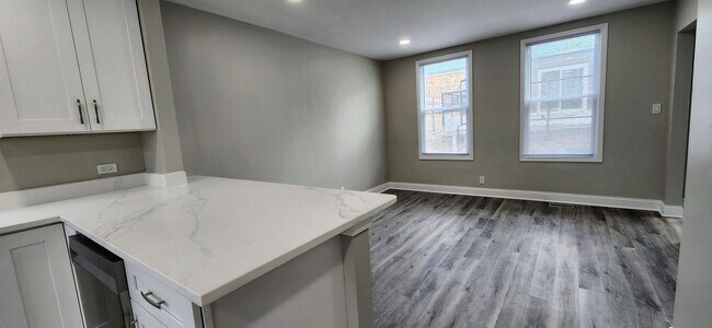 Building Photo - Brand new rehab luxury coach house in Albany Park