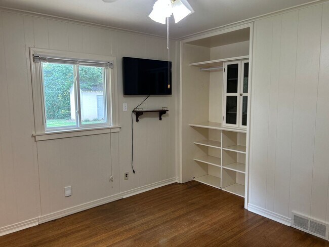 Building Photo - Great Street in East Memphis ! Renovated k...