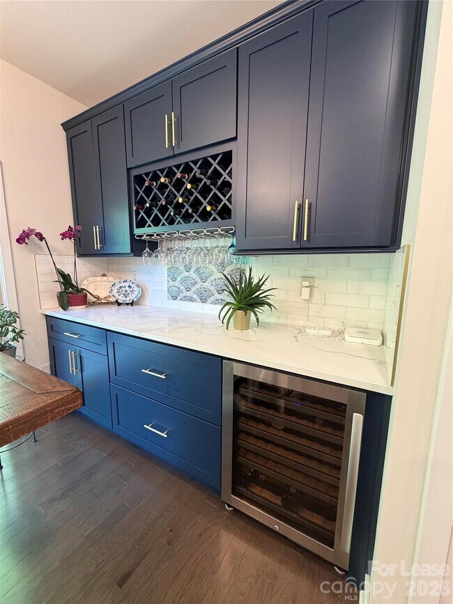 Building Photo - 163 Beacon Dr