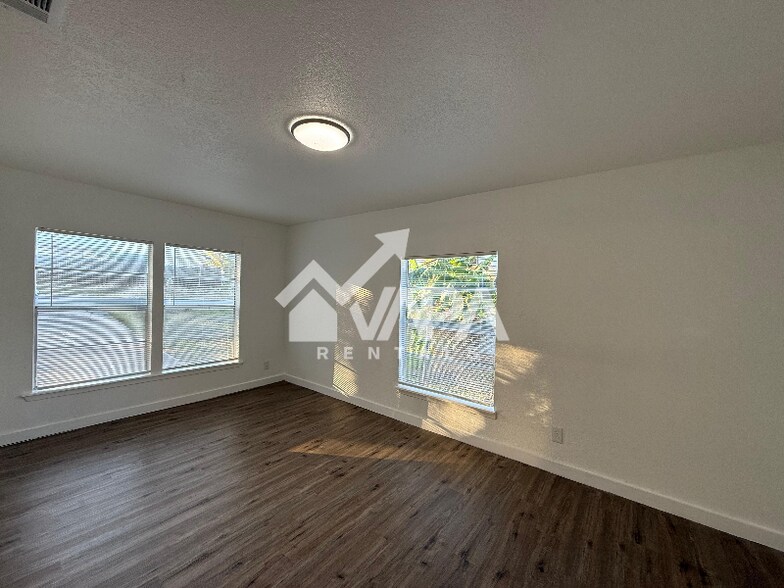 Building Photo - 1906 Wilsons Creek St