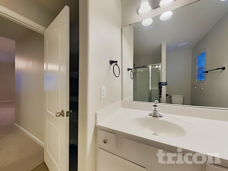 Building Photo - 1517 Waylon Ave