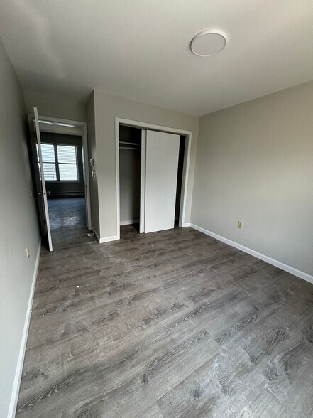 394 S 6th St 2R - 387 S 6th St