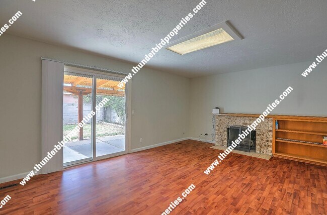 Building Photo - Updated 3 Bedroom, 2 Bathroom, 2 Car Garag...