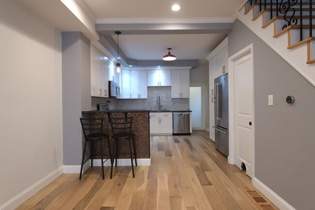 Primary Photo - 905 Watkins St