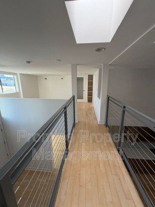 Building Photo - 12837 Moorpark St