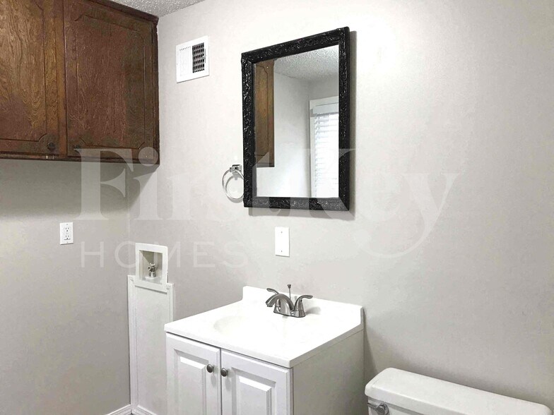 Building Photo - 8802 W 95th Terrace