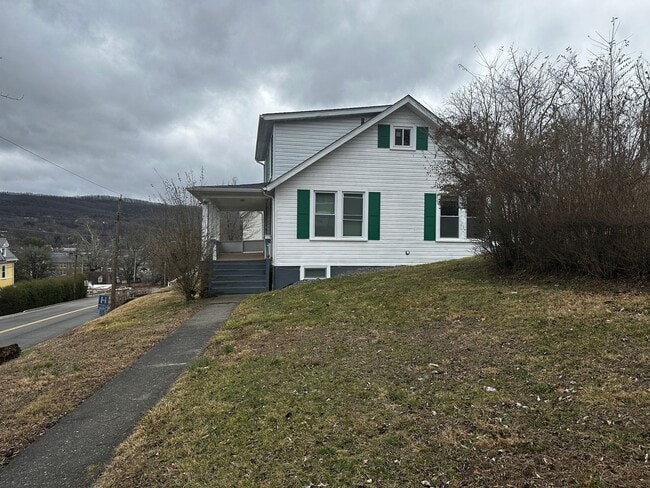 Building Photo - Spacious Home in Pulaski