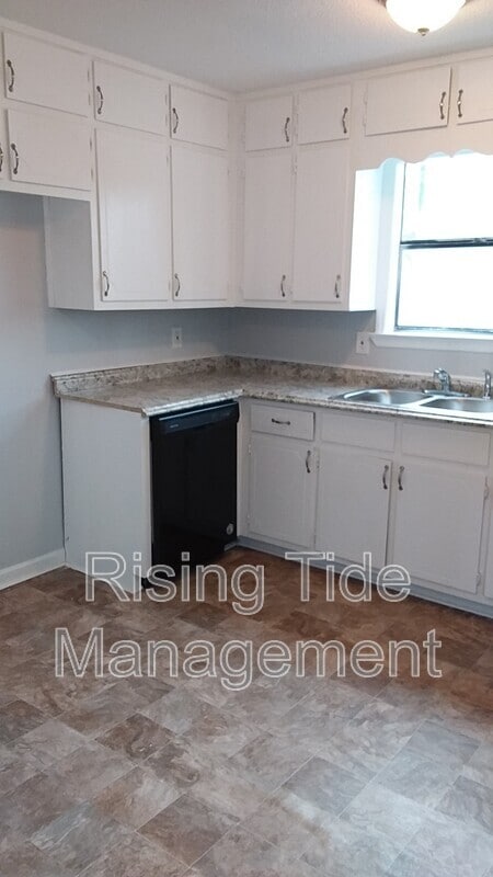 Building Photo - 3130 Sleepy Hollow Dr