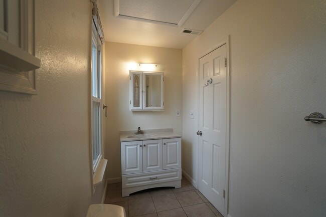 Building Photo - 824 Midland Ave