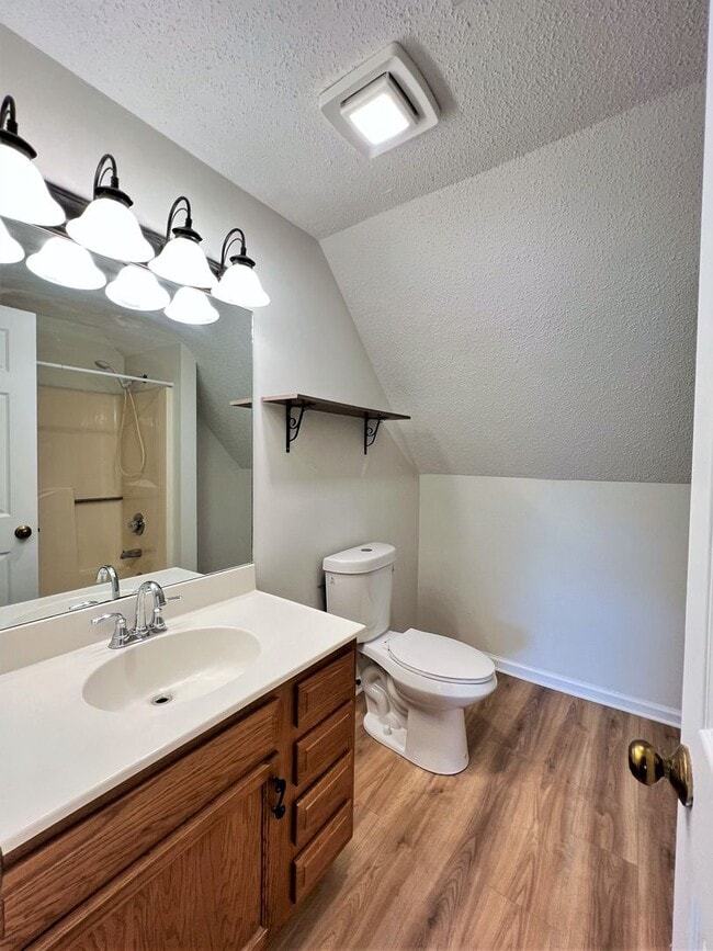 Building Photo - GREAT NORTHWEST LOCATION 2 BDRM / 2 BATH C...