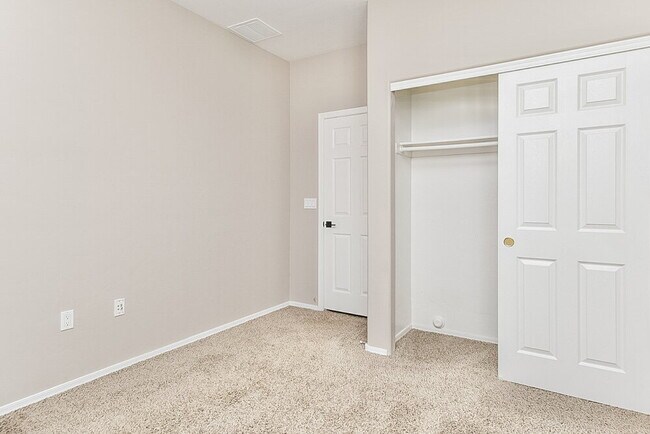 Building Photo - 472 East Placita Amuleto