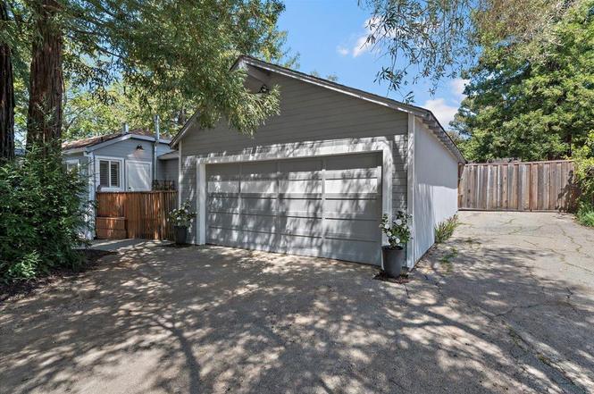 Garage - 789 Canada Rd