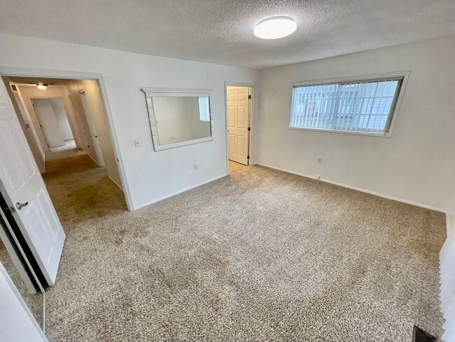 Building Photo - 3 Bedroom, 2 bath home in Sunset Village