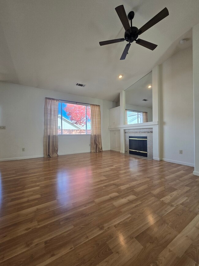 Building Photo - 1749 Bougainvillea Dr