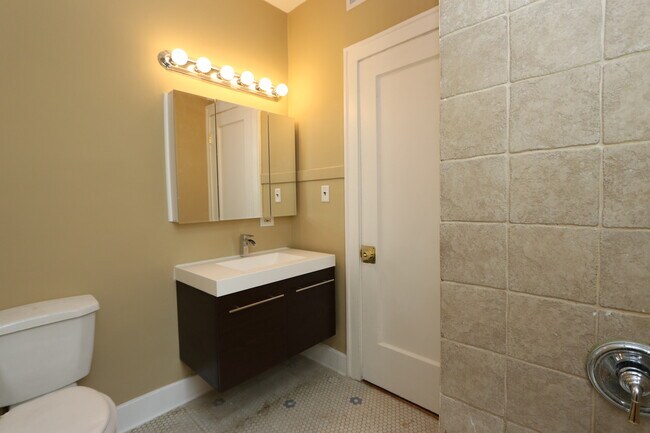 Building Photo - 4457 W Wrightwood Ave
