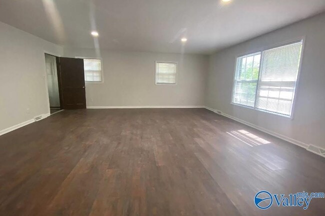 Building Photo - 8033 Navios Dr SE