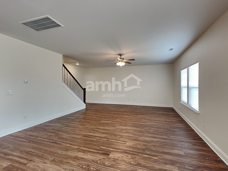 Building Photo - 1349 Lomond Dr