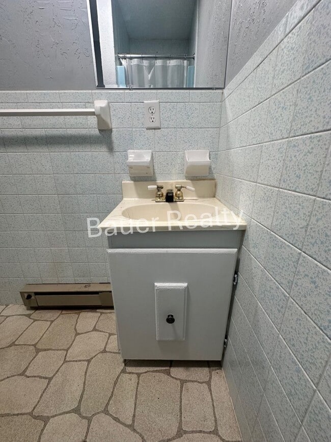 Building Photo - ab43 (Bauckman lease only)