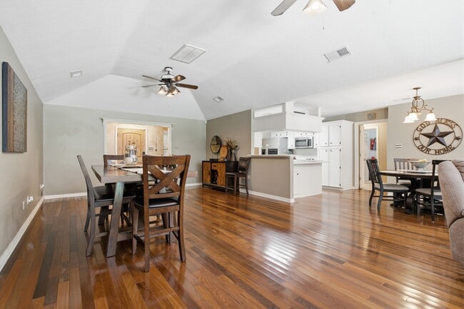 Building Photo - 223 Pin Oak Ln