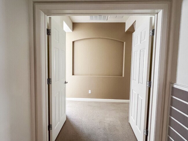 Building Photo - 4 Bed + Office | 3 Bath | 3-Car Garage | E...