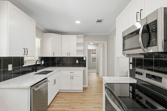 Building Photo - 913 Meadowlane St