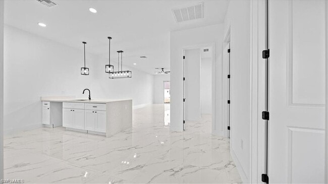 Building Photo - 1009 NE 15th Ln