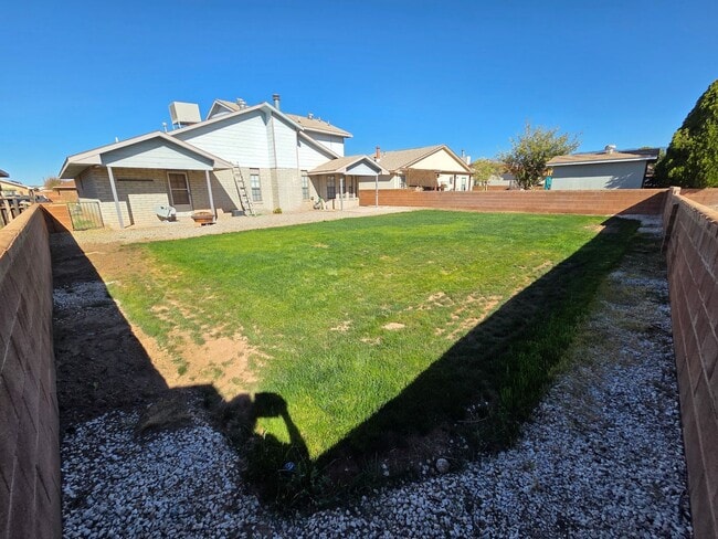 Building Photo - Large 4 Bdrm/3 Bath Home Close to Holloman AFB
