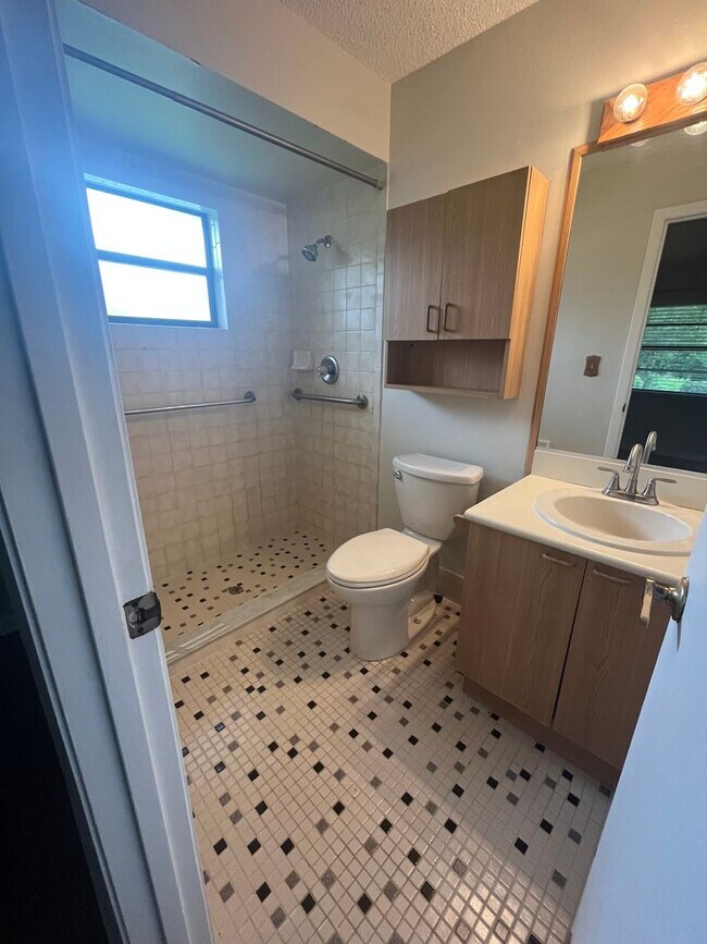 Building Photo - Super Cute 3bd 2bath! FENCED IN YARD !