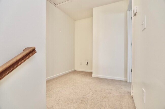 Building Photo - 3260 Matthews Dr