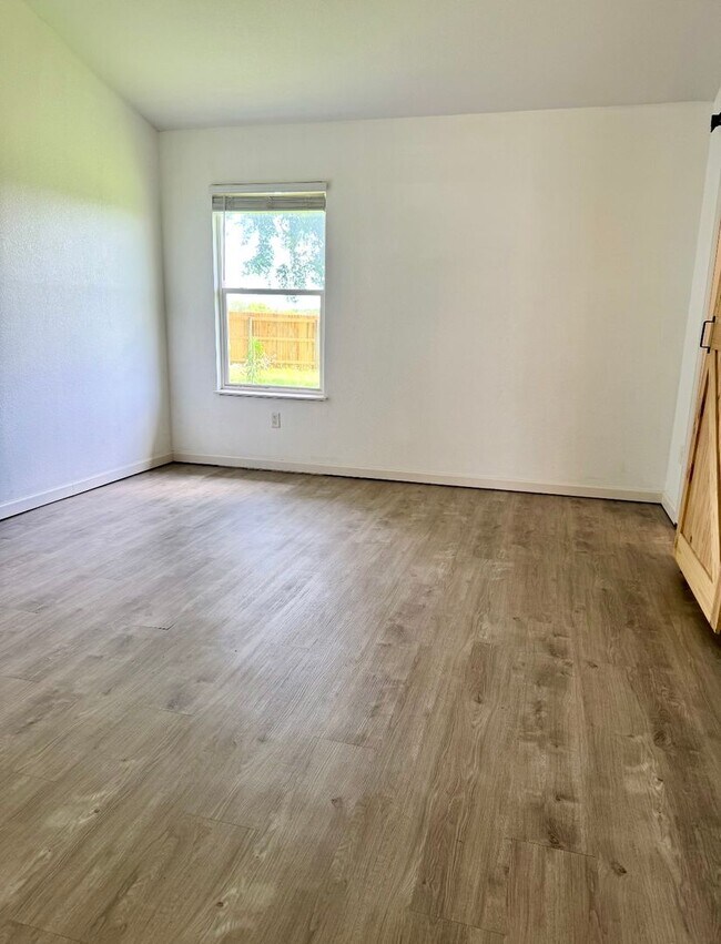 Building Photo - Like new!  3/2/2 Country Aire Estates