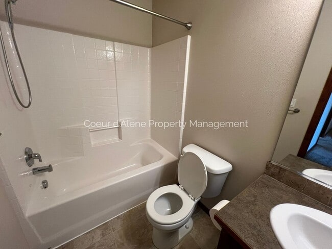 Building Photo - Well Maintained 4 bed house in The Landings