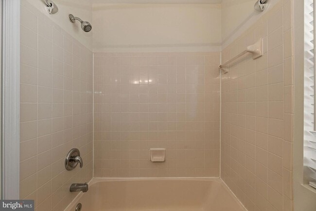 Building Photo - 1817 Queens Ln