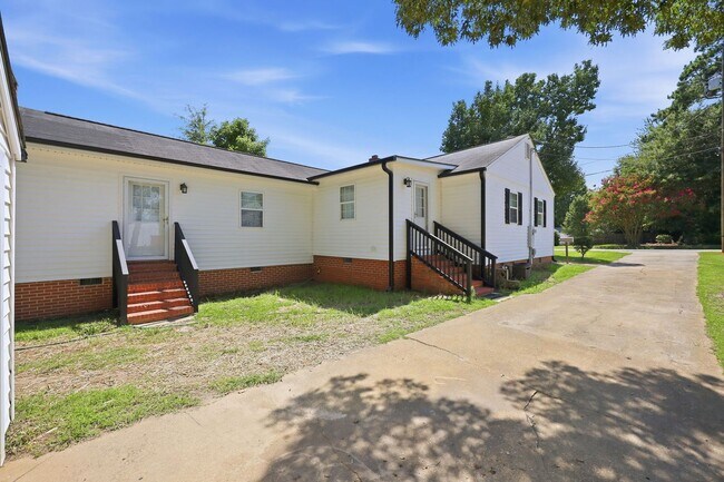 Building Photo - Modern Updates in this Classic 3bedroom/2.5 Bath Home in Erwin