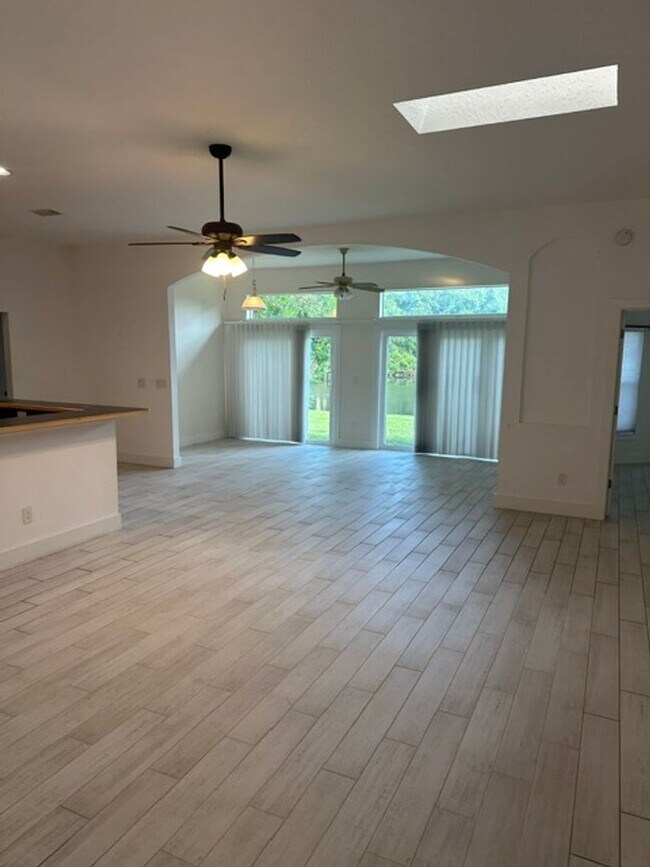 Building Photo - 105 Oceans Edge Dr